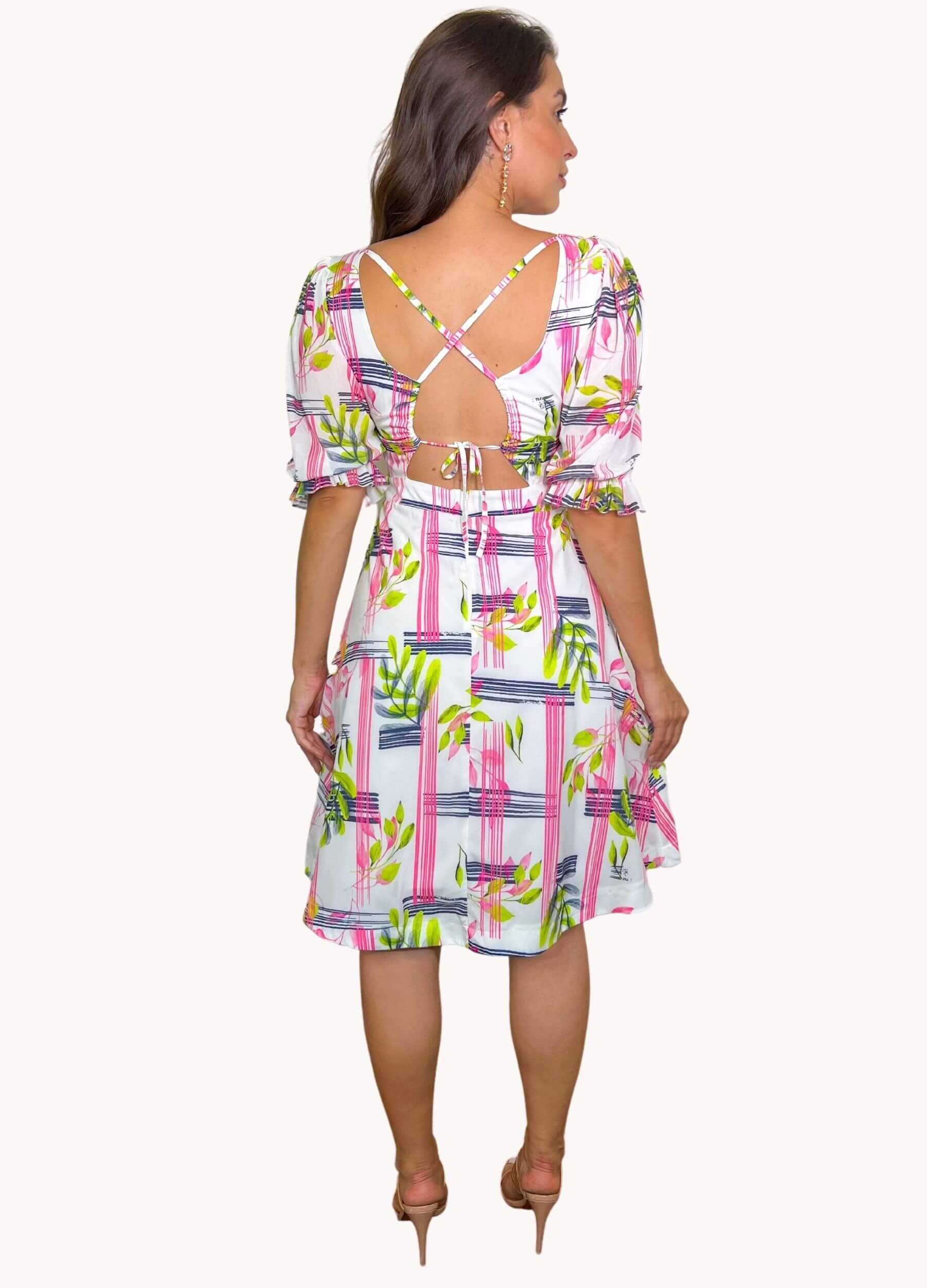 VESTIDO CURTO COM AMARRAÇÃO NAS COSTAS