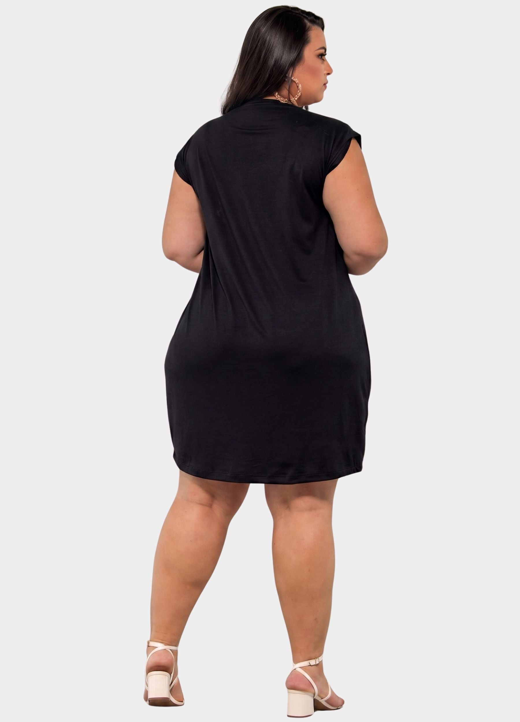 VESTIDO COM PREGAS NO OMBRO PLUS SIZE