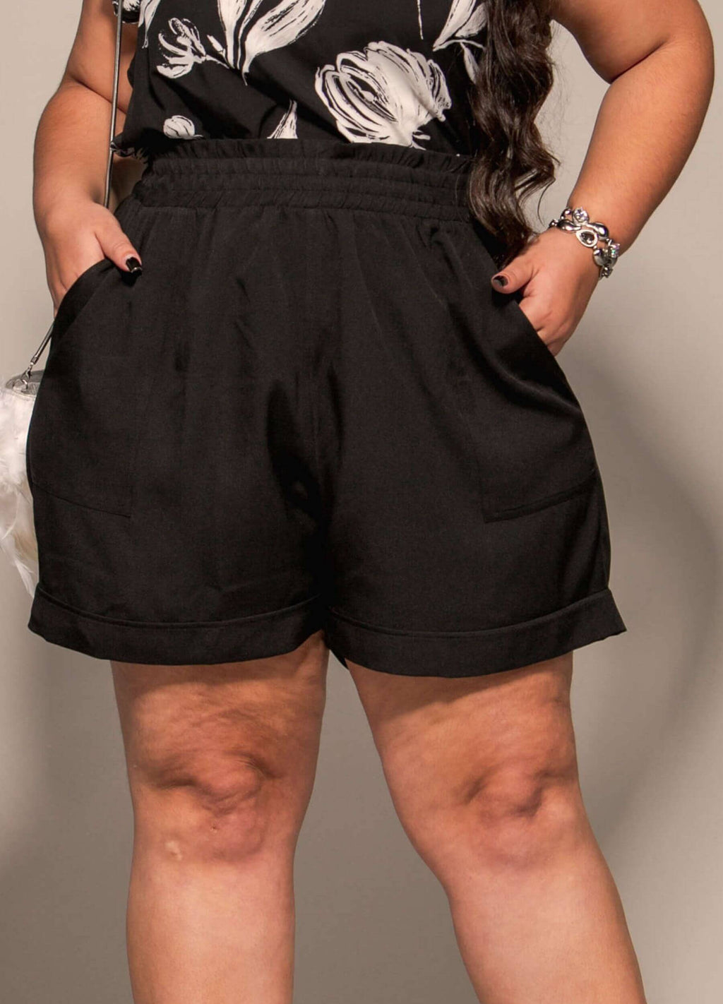 SHORT COM ELÁSTICO NA CINTURA PLUS SIZE