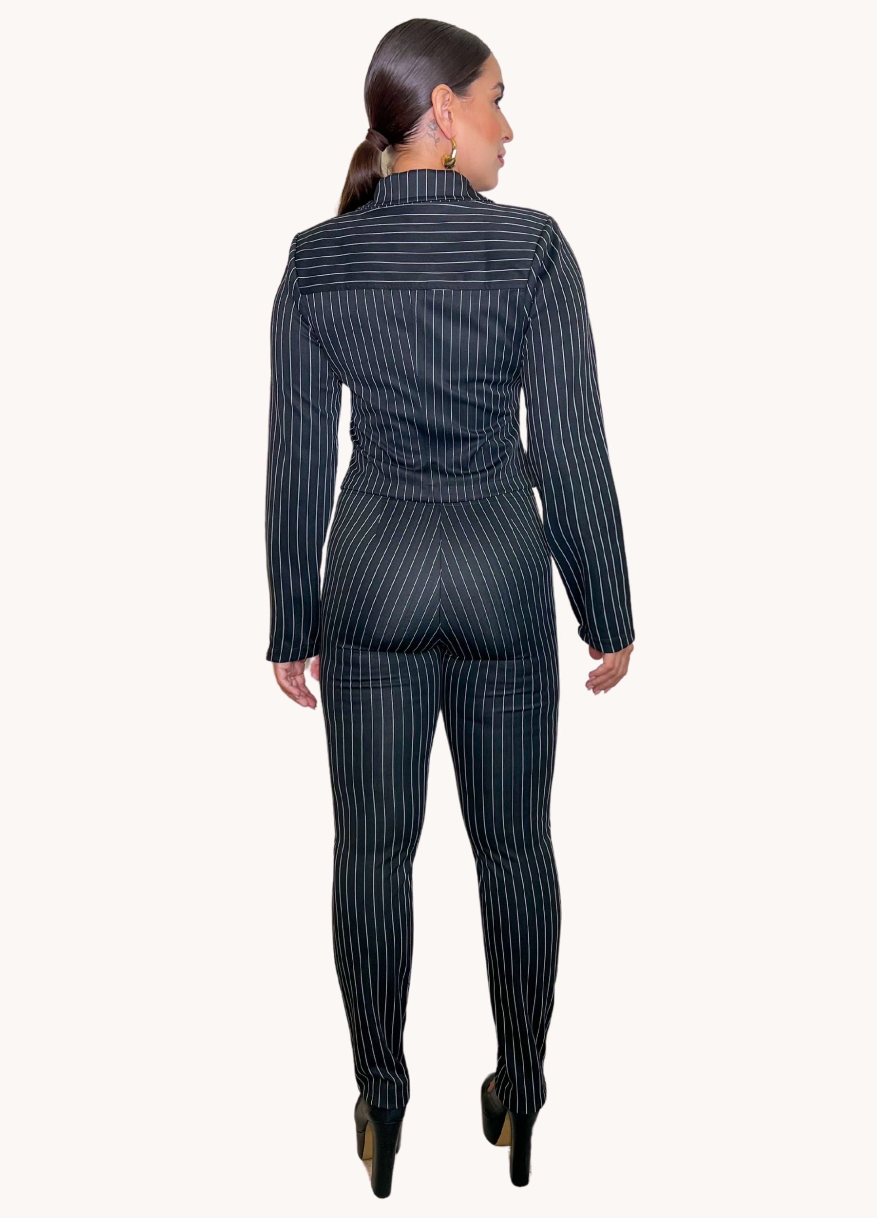 CONJUNTO FEMININO CALÇA E CASACO RISCA DE GIZ