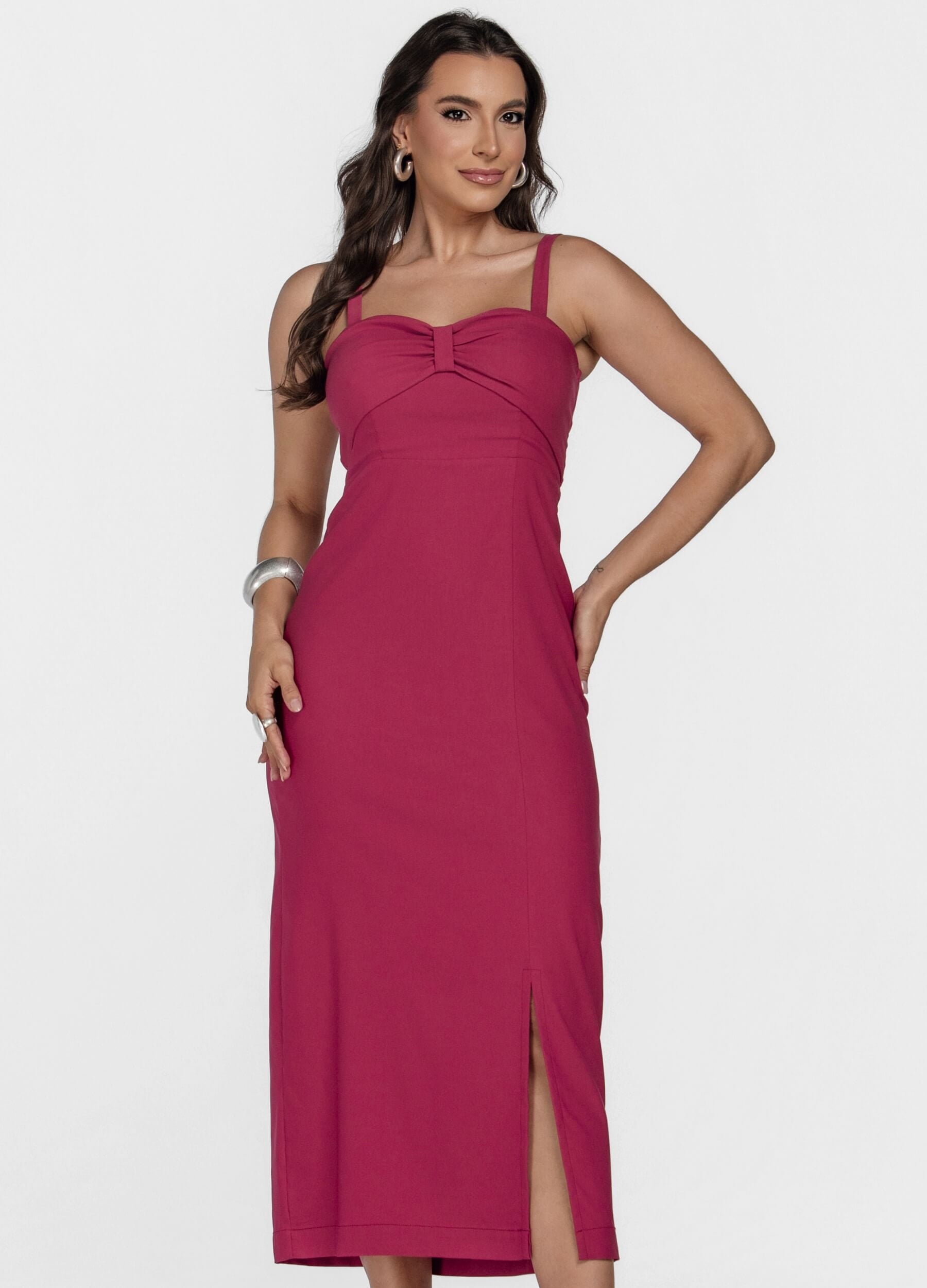 VESTIDO MIDI COM DETALHE NO DECOTE E FENDA