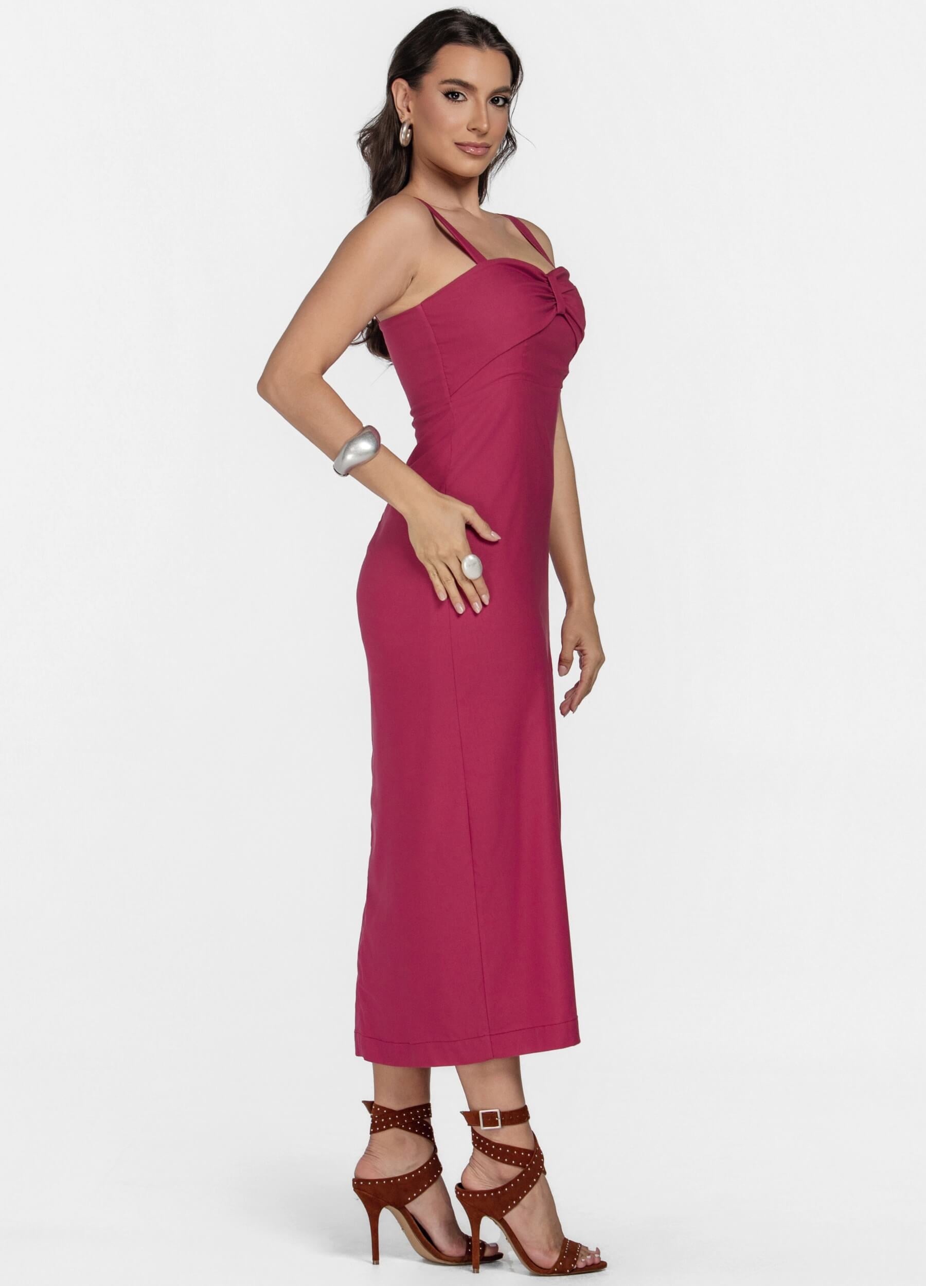 VESTIDO MIDI COM DETALHE NO DECOTE E FENDA