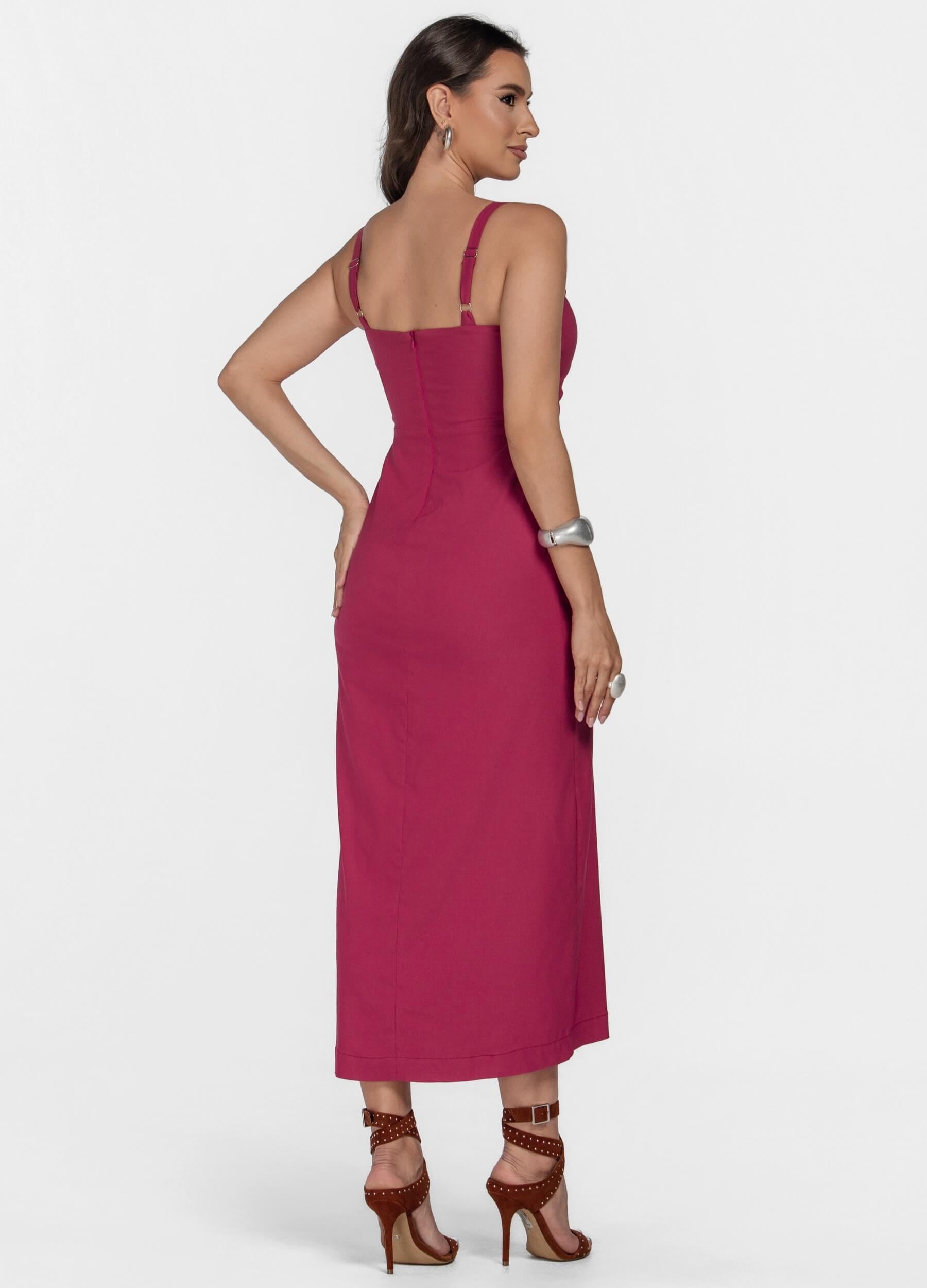 VESTIDO MIDI COM DETALHE NO DECOTE E FENDA