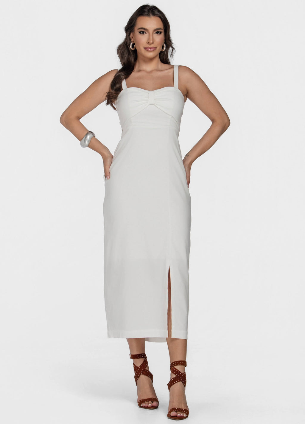 VESTIDO MIDI COM DETALHE NO DECOTE E FENDA