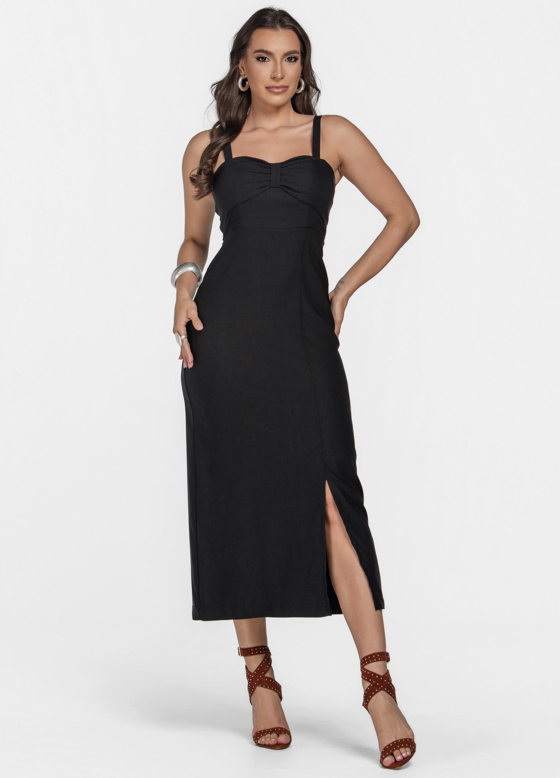 VESTIDO MIDI COM DETALHE NO DECOTE E FENDA