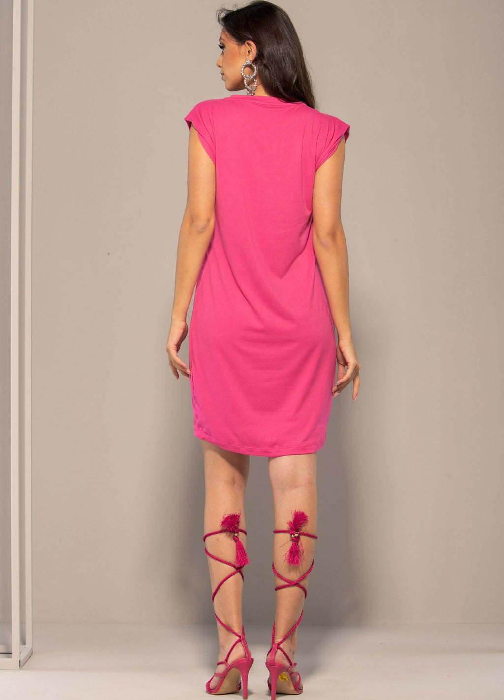 VESTIDO CURTO COM PREGAS NO OMBRO