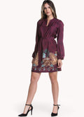 VESTIDO CURTO COM BARRADO E FAIXA