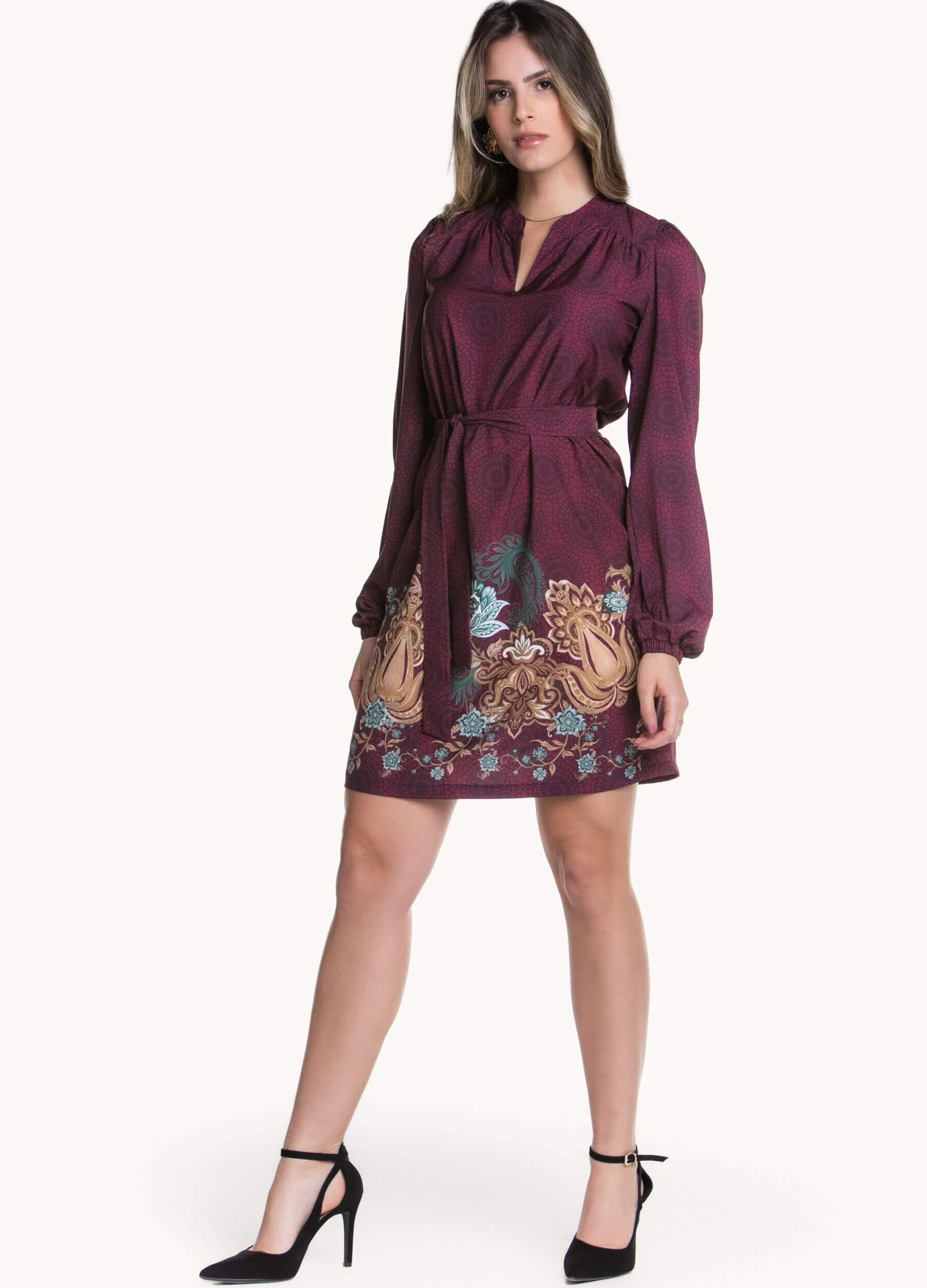 VESTIDO CURTO COM BARRADO E FAIXA