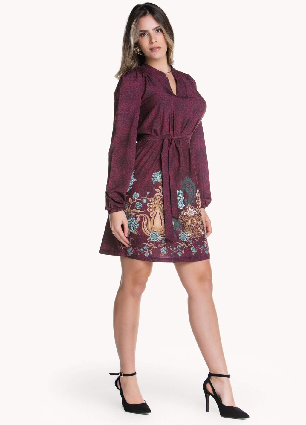 VESTIDO CURTO COM BARRADO E FAIXA