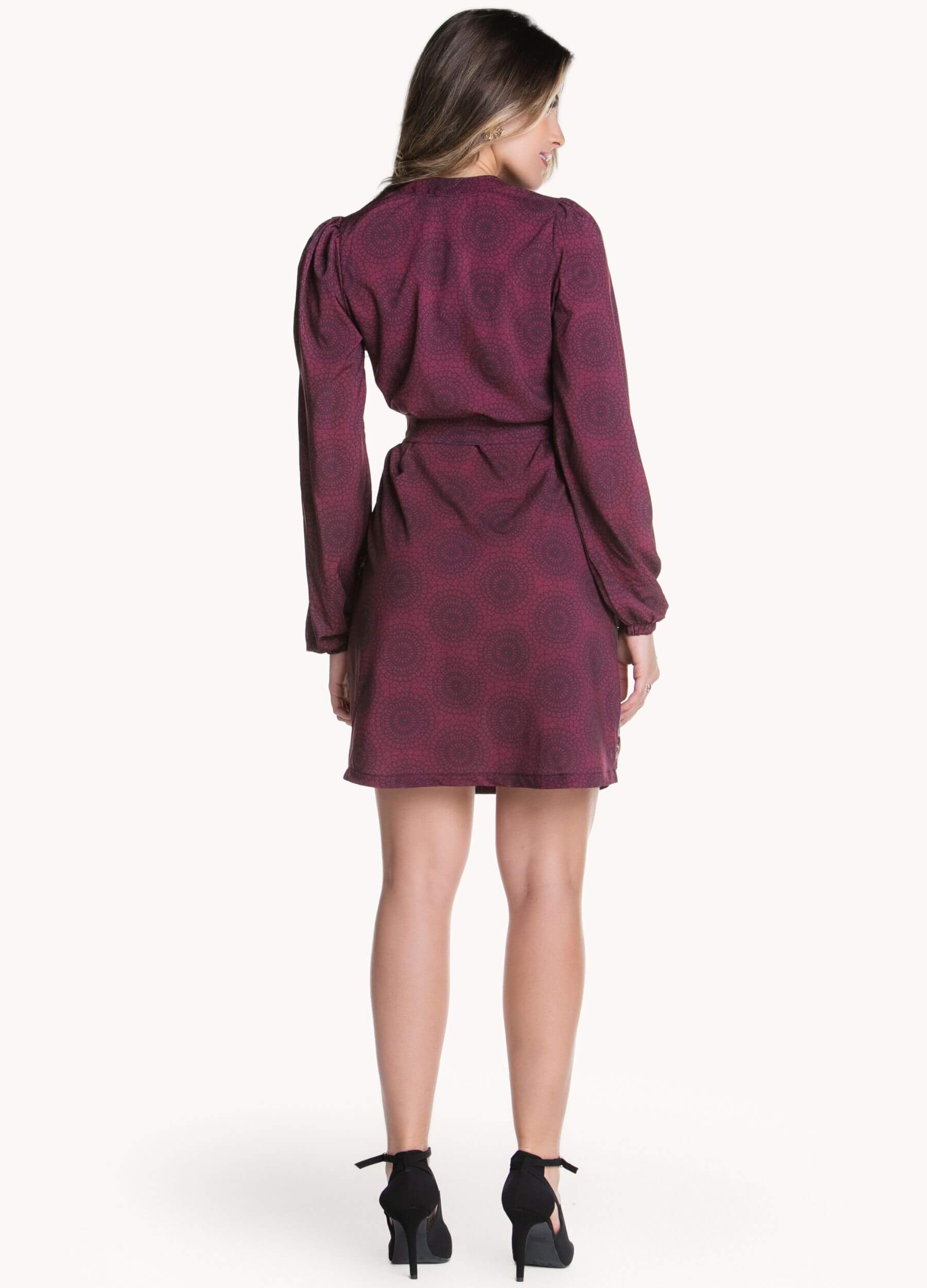 VESTIDO CURTO COM BARRADO E FAIXA