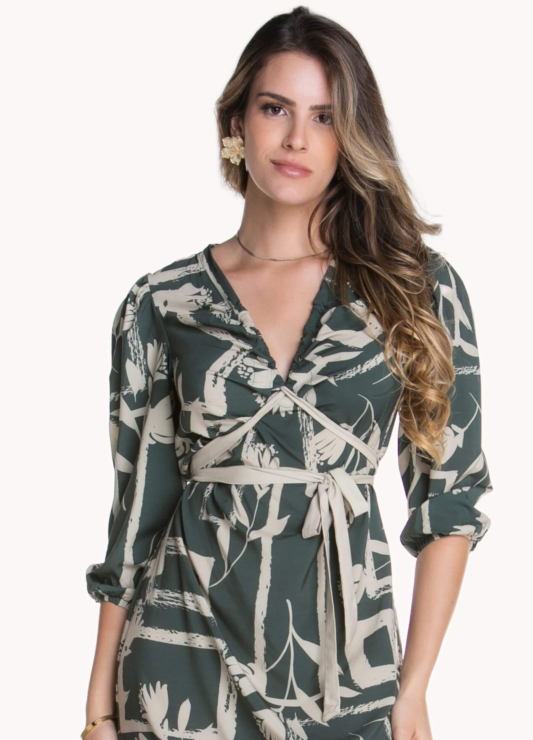 VESTIDO CURTO COM DECOTE FRANZIDO COM FAIXA