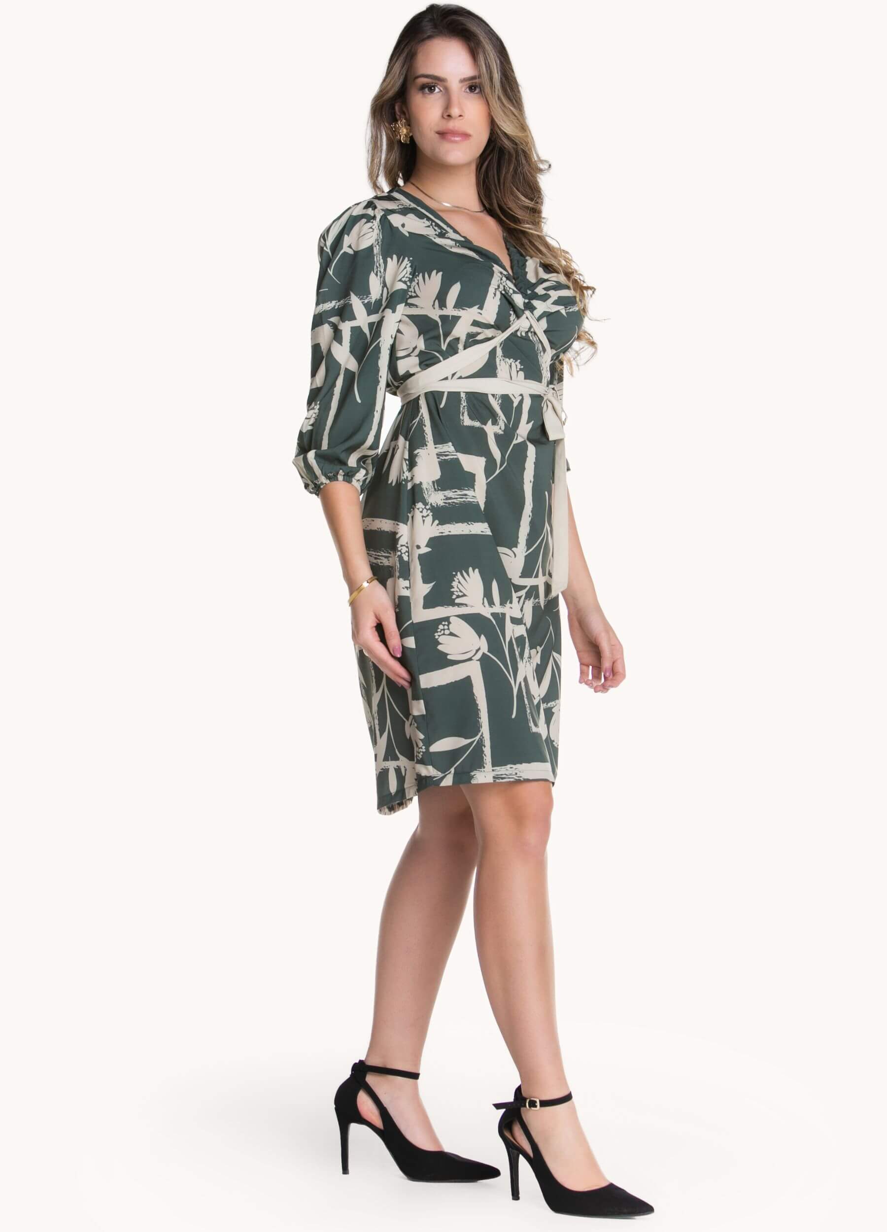 VESTIDO CURTO COM DECOTE FRANZIDO COM FAIXA