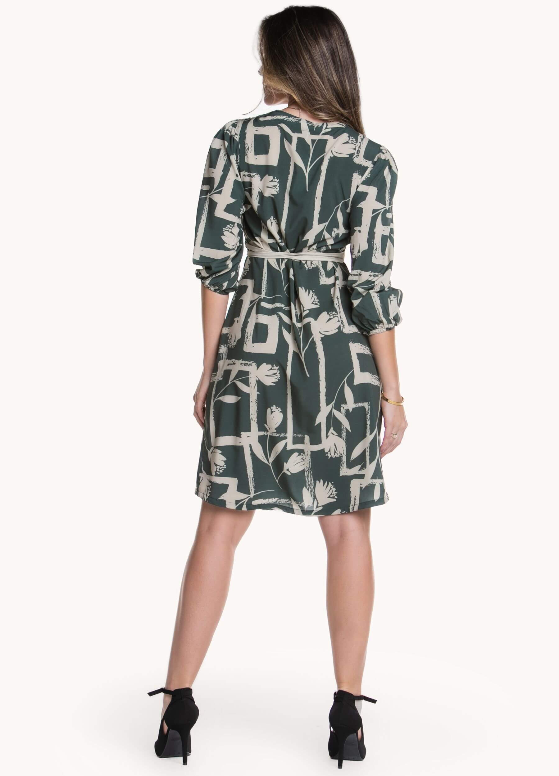 VESTIDO CURTO COM DECOTE FRANZIDO COM FAIXA