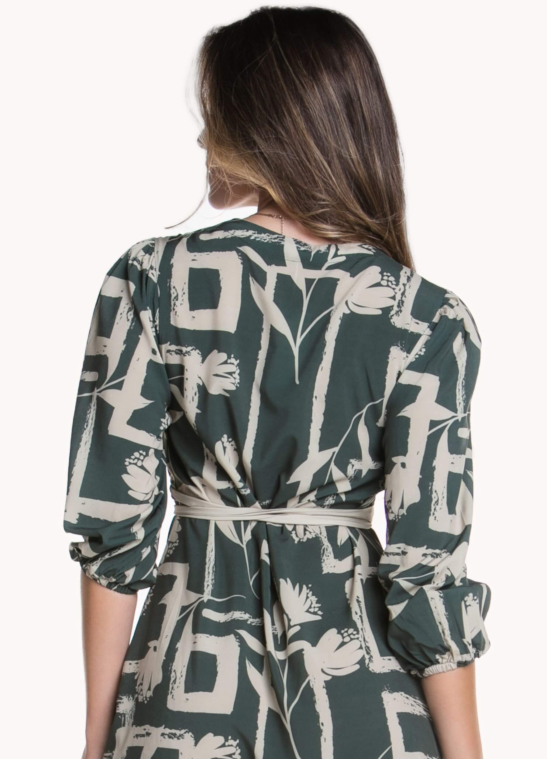 VESTIDO CURTO COM DECOTE FRANZIDO COM FAIXA
