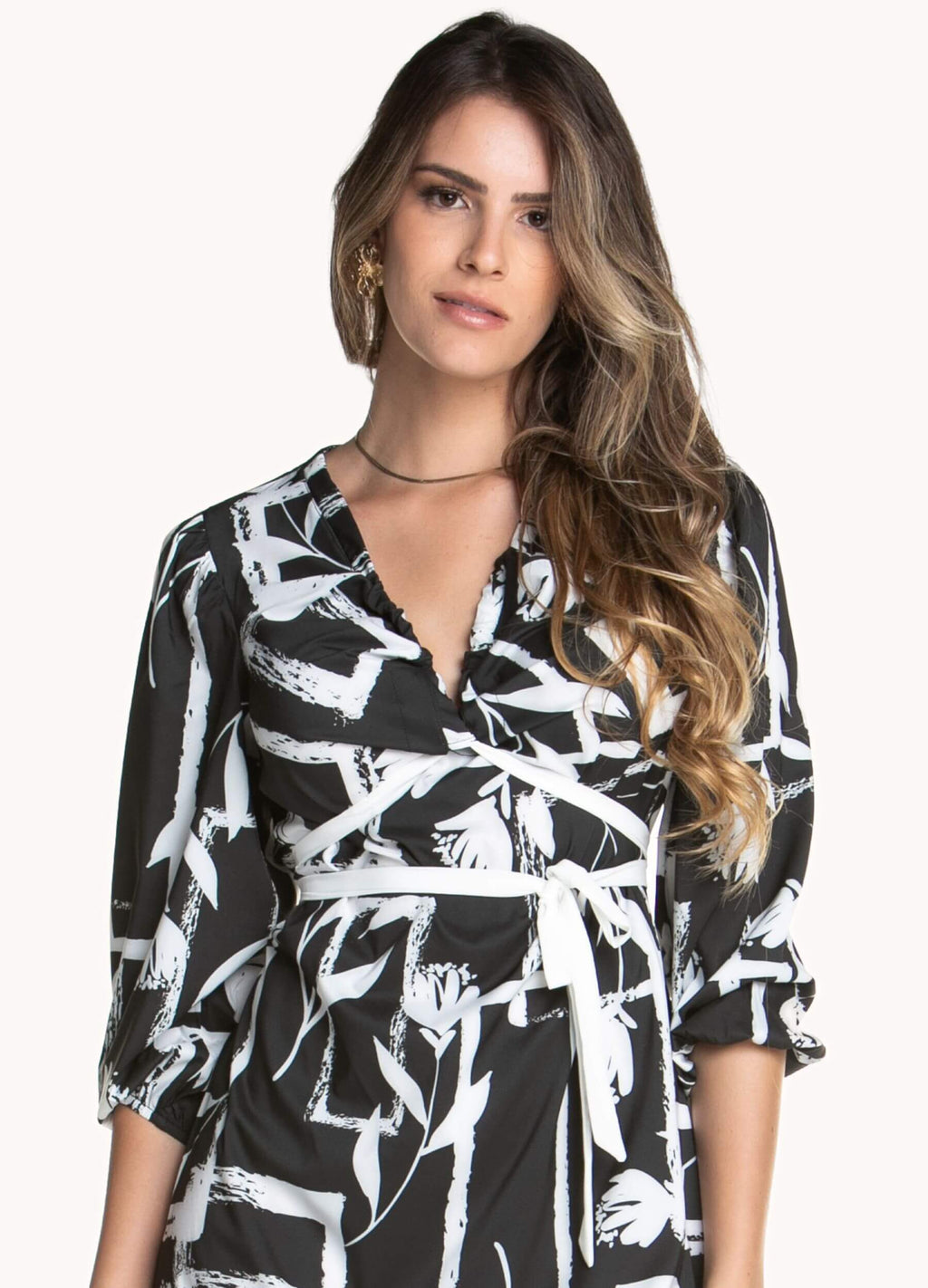 VESTIDO CURTO COM DECOTE FRANZIDO COM FAIXA