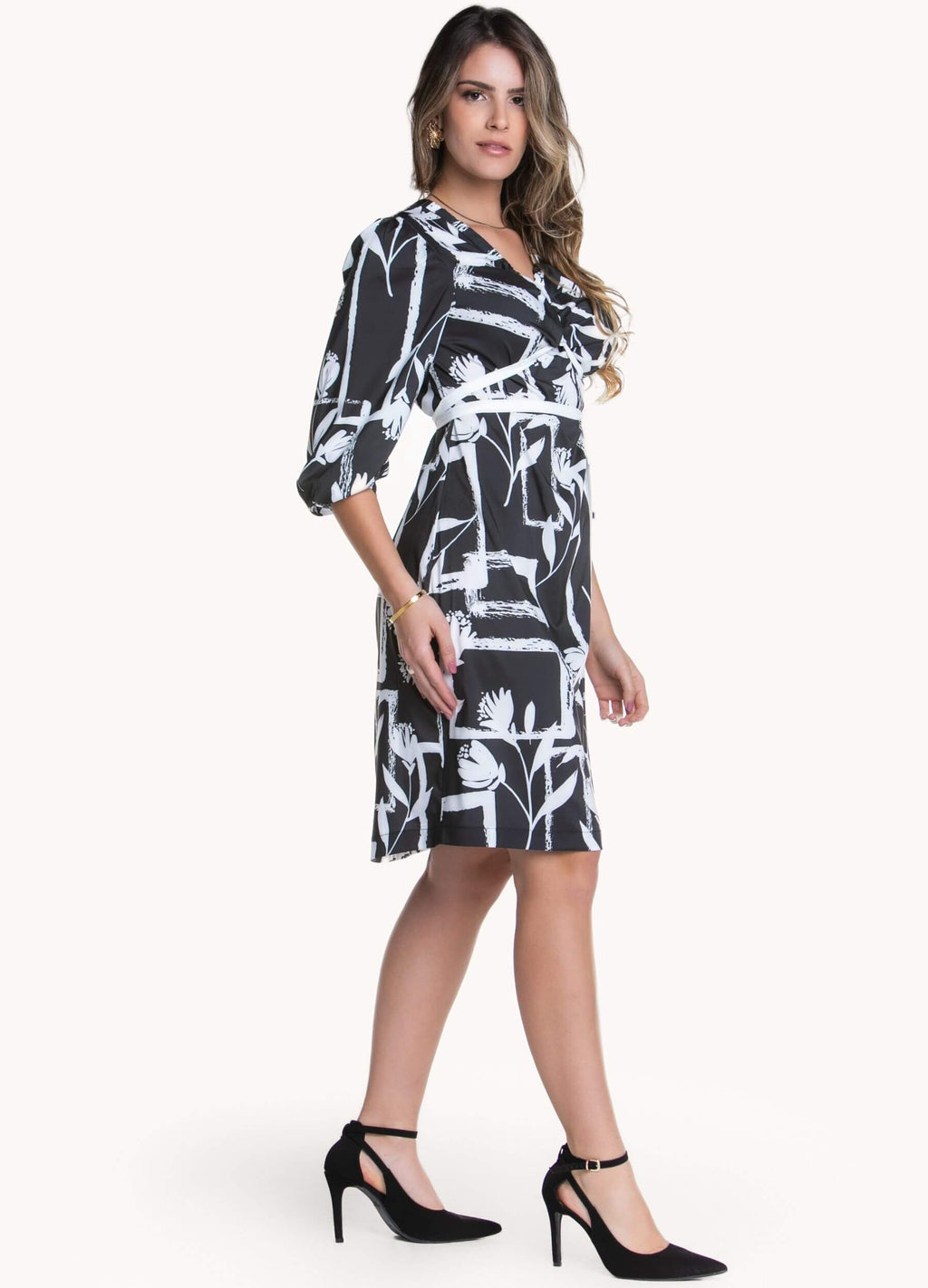 VESTIDO CURTO COM DECOTE FRANZIDO COM FAIXA