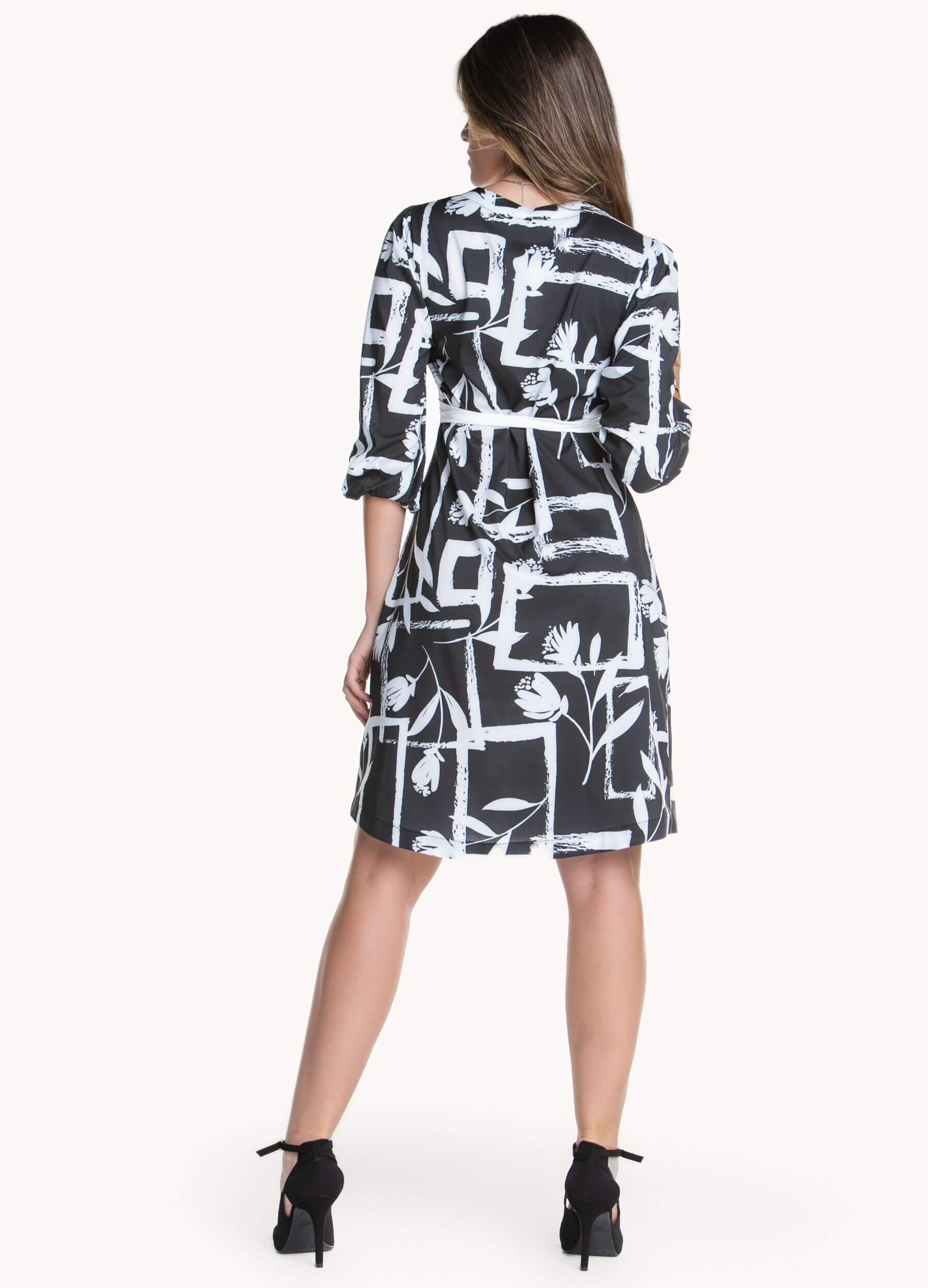 VESTIDO CURTO COM DECOTE FRANZIDO COM FAIXA