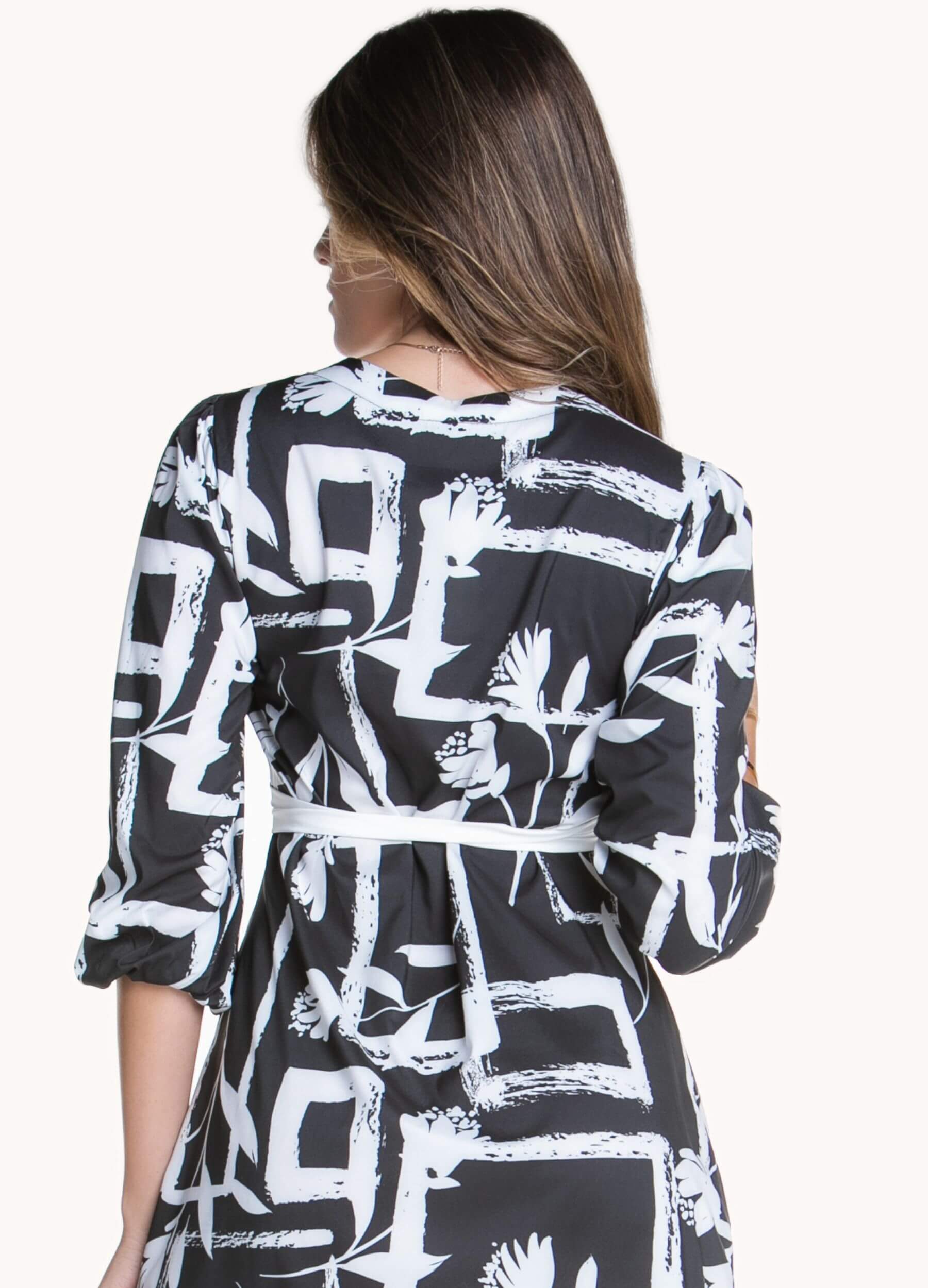 VESTIDO CURTO COM DECOTE FRANZIDO COM FAIXA