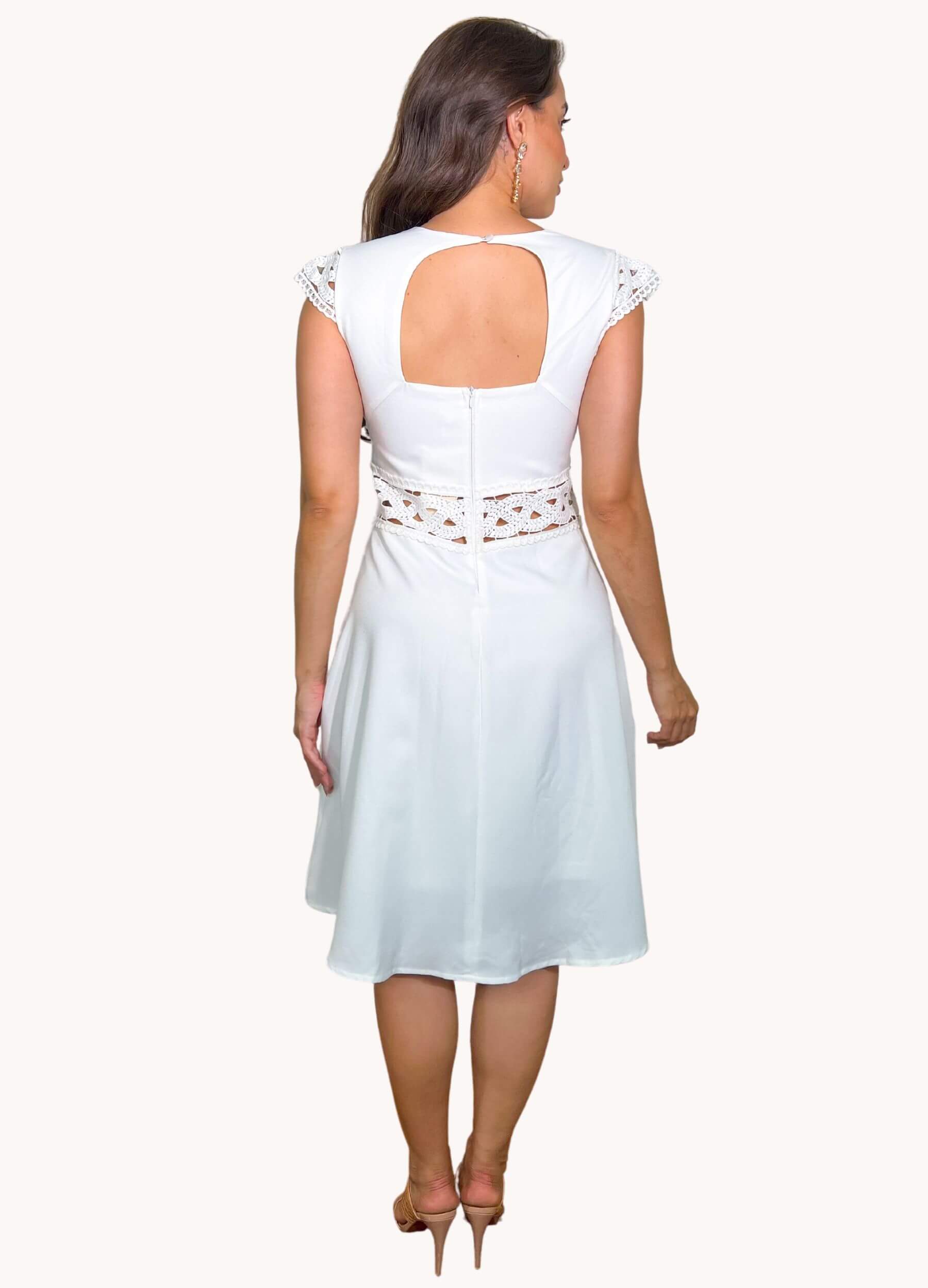 VESTIDO CURTO LISO COM DETALHE DE RENDA