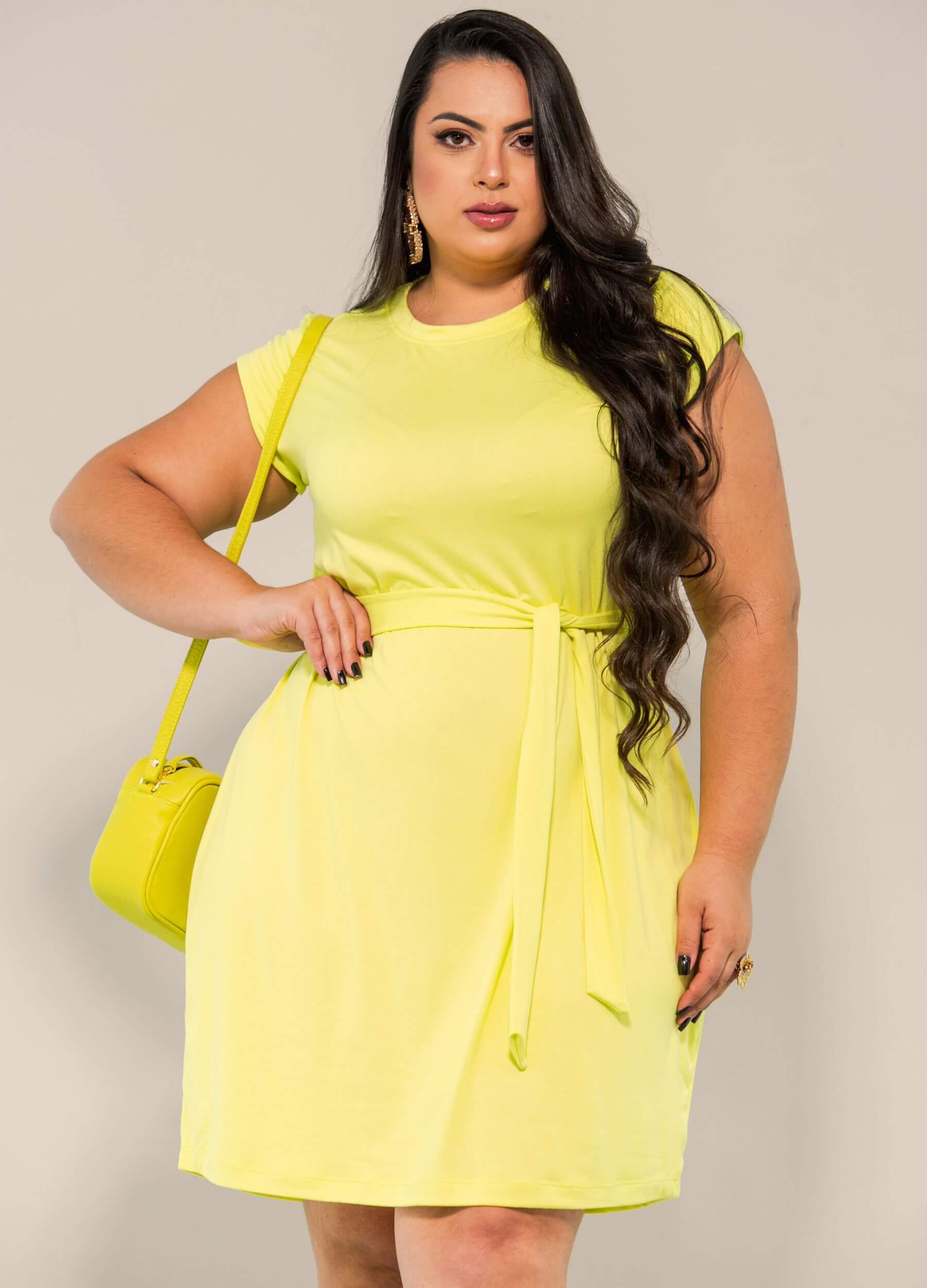 VESTIDO DE SUEDE COM FAIXA PLUS SIZE